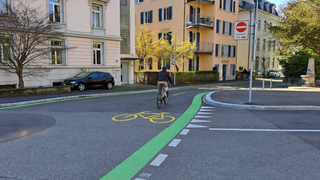 Die zweite Velovorzugsroute in der Stadt Zürich ist eröffnet. Sie führt über rund 2,5 Kilometer auf der Mühlebachstrasse und der Zollikerstrasse.
