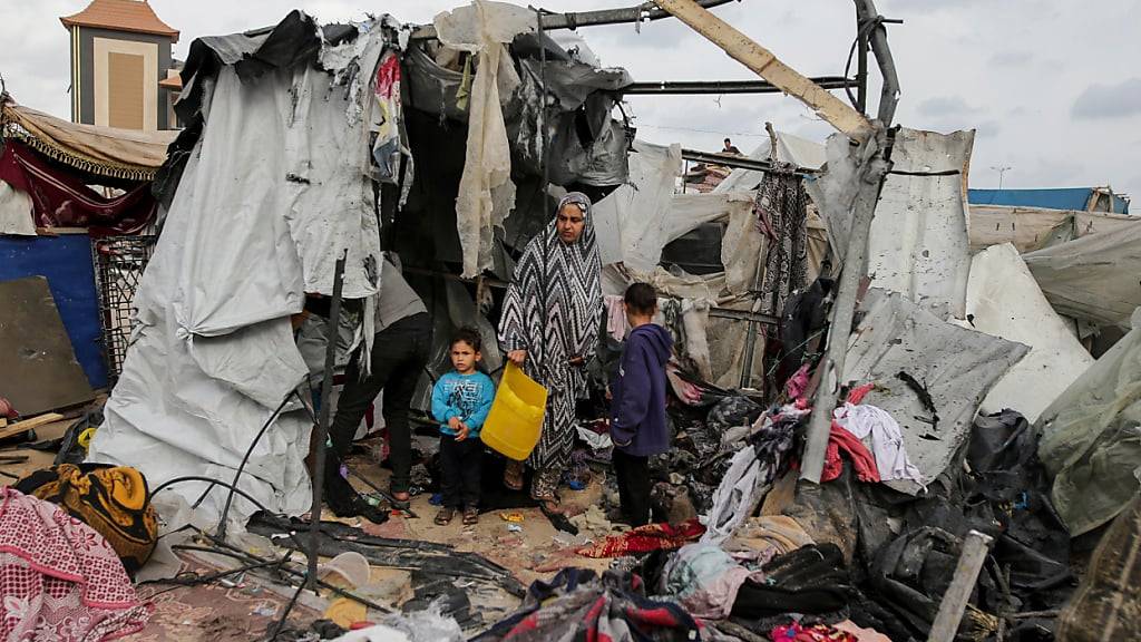 dpatopbilder - Vertriebene Palästinenser inspizieren ihre durch israelischen Beschuss zerstörten Zelte neben einer UNRWA-Einrichtung. Foto: Jehad Alshrafi/AP/dpa