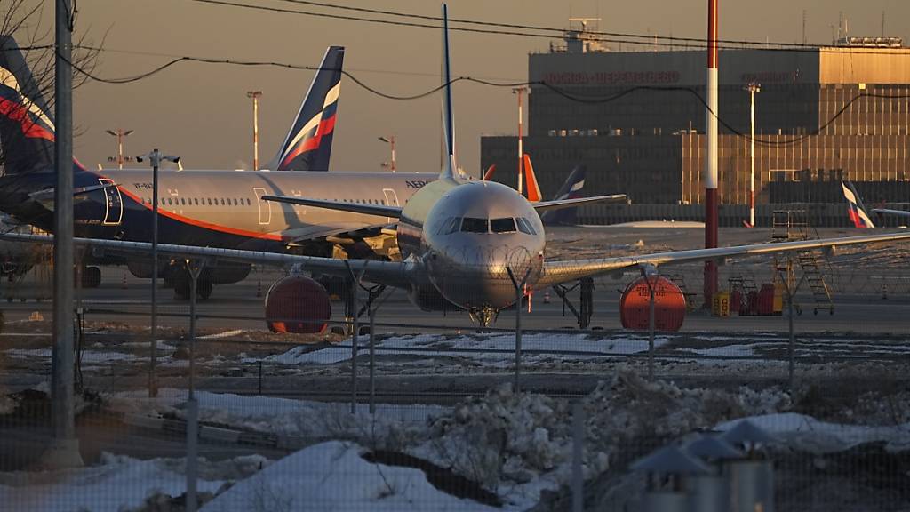 ARCHIV - Aeroflot-Passagierflugzeuge stehen auf dem Flughafen Scheremetjewo außerhalb von Moskau. Foto: Pavel Golovkin/AP/dpa