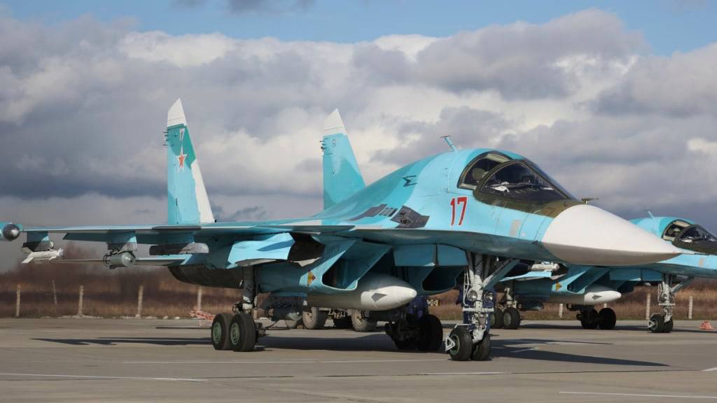 ARCHIV - Russische Suchoi Su-34 Jagdbomber parken vor einer Militärübung auf einem Flugplatz in der südrussischen Region Krasnodar. Foto: Vitaliy Timkiv/AP/dpa