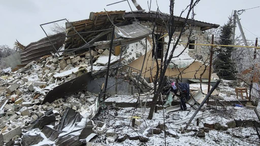 Wohnhäuser in Kriwyj Rih, die durch einen russischen Raketenangriff beschädigt wurden. Foto: -/Ukrainian Emergency Service via AP/dpa - ACHTUNG: Nur zur redaktionellen Verwendung im Zusammenhang mit dem genannten Text und nur bei vollständiger Nennung des vorstehenden Credits