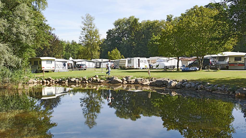 Der Campingplatz in Gampelen am Neuenburgersee liegt mitten im Naturschutzgebiet Fanel. (Archivbild)