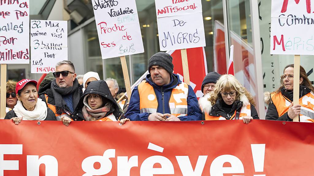 Micarna-Angestellte und Gewerkschaftsvertreter demonstrieren vor der grössten Migros-Filiale in Lausanne.