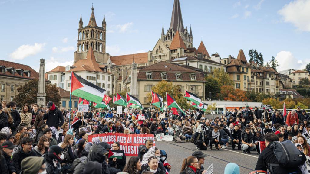 Die Demonstrierenden in Lausanne prangerten insbesondere die Haltung der Schweiz zu Israel an.
