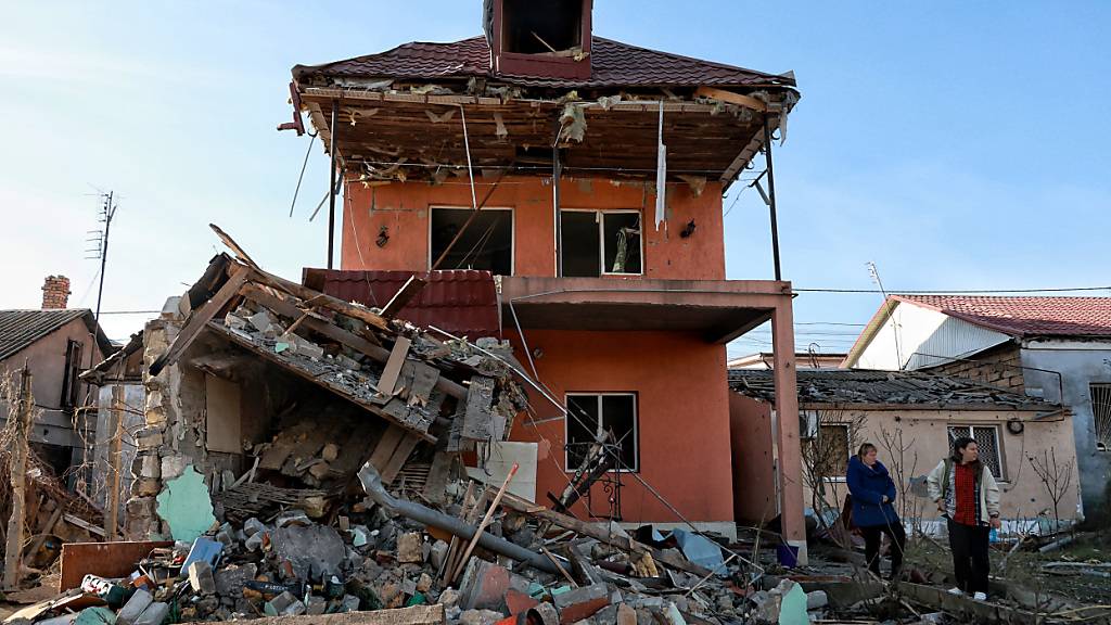 Ein Haus in Odessa wurde bei einem russischen Drohnenangriff beschädigt. Foto: ---/Ukrinform/dpa