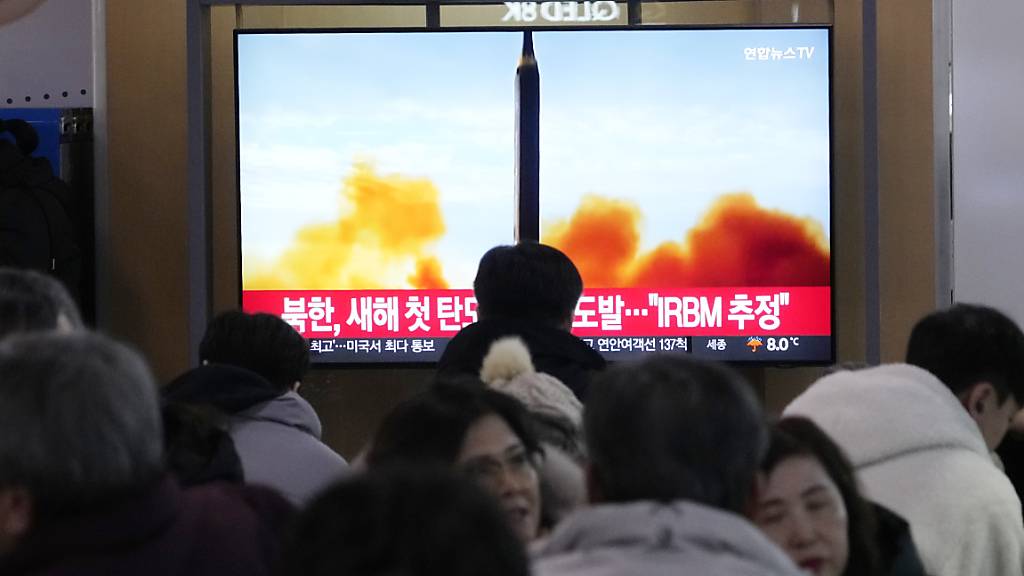 Ein nordkoreanischer Raketenstart ist während einer Nachrichtensendung im Bahnhof von Seoul zu sehen (Archivbild). Foto: Ahn Young-joon/AP