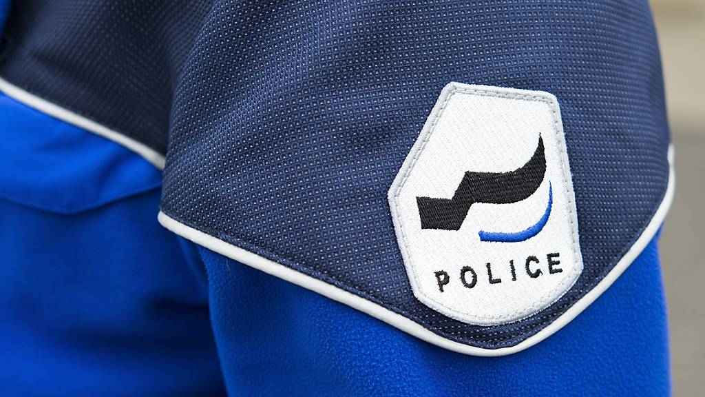 Die Kantonspolizei Freiburg hat den geständigen jugendlichen Täter verhaftet. (Symbolbild)