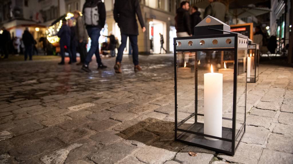 Weihnachtsbeleuchtung 2022 // Die klassische Adventsbeleuchtung gibt es diese Jahr nicht in der Stadt Luzern. Um Strom zu sparen sind 500 Laternen mit Kerzen in der Stadt Luzern verteilt als Weihnachtsbeleuchtung, hier auf dem Kornmarkt