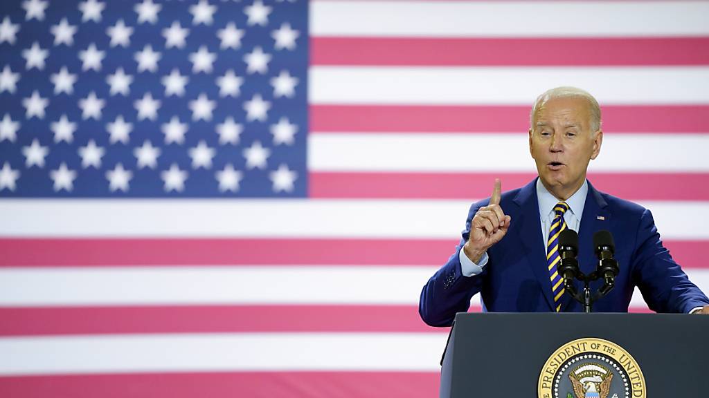 Joe Biden hat die Entscheidung getroffen, der Ukraine Streumunition zu liefern. Foto: Evan Vucci/AP/dpa