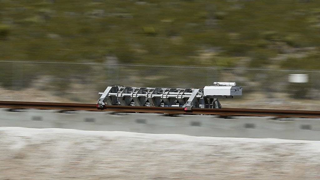 Dieses Gefährt soll dereinst Menschen in einer Art Rohrpost transportieren: Eine Testfahrt des «Hyperloop» ist nach Angaben der Betreiberfirma geglückt.