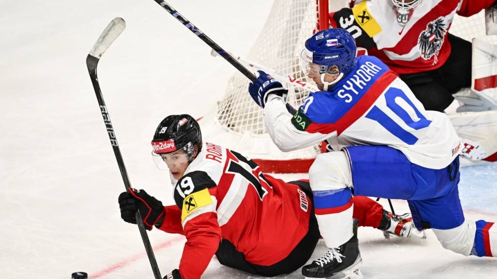 ZSC-Spieler Vinzenz Rohrer (links am Boden) spielt eine starke WM für Österreich
