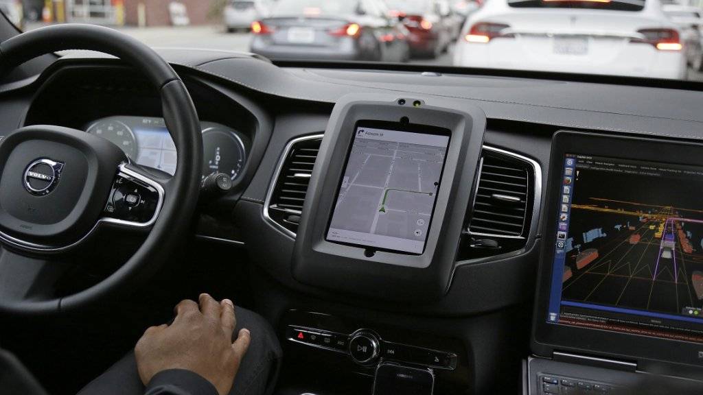 Ob mit oder wie hier ohne Fahrer unterwegs: Auch Roboterautos stecken gelegentlich im Stau - Uber darf solche nun in Kalifornien fahren lassen. (Archivbild)