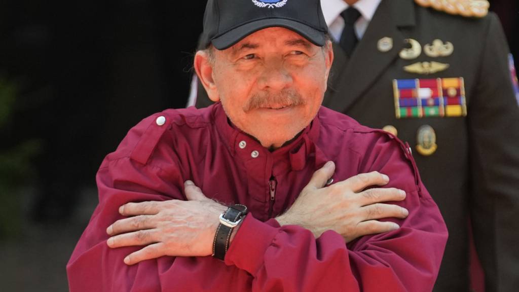 ARCHIV - Nicaraguas Präsident Daniel Ortega gestikuliert vor Regierungsanhängern, nachdem er an der Vereidigung des venezolanischen Präsidenten Maduro für eine dritte Amtszeit in der Nationalversammlung teilgenommen hatte. Foto: Matias Delacroix/AP/dpa/Archivbild