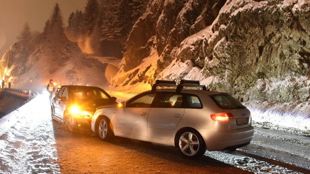 Eine 20-jährige Lenkerin verlor auf der Fahrt in Richtung Julierpass auf der schneebedeckten Strasse die Kontrolle über ihr Auto.