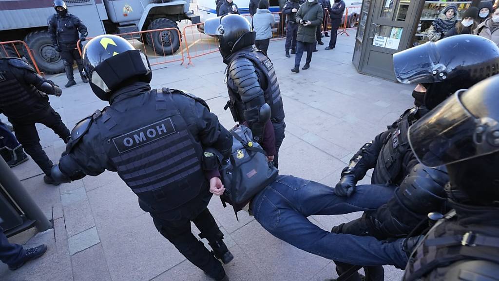 Die Polizei nimmt einen Demonstranten während einer Aktion gegen Russlands Invasion in die Ukraine fest.