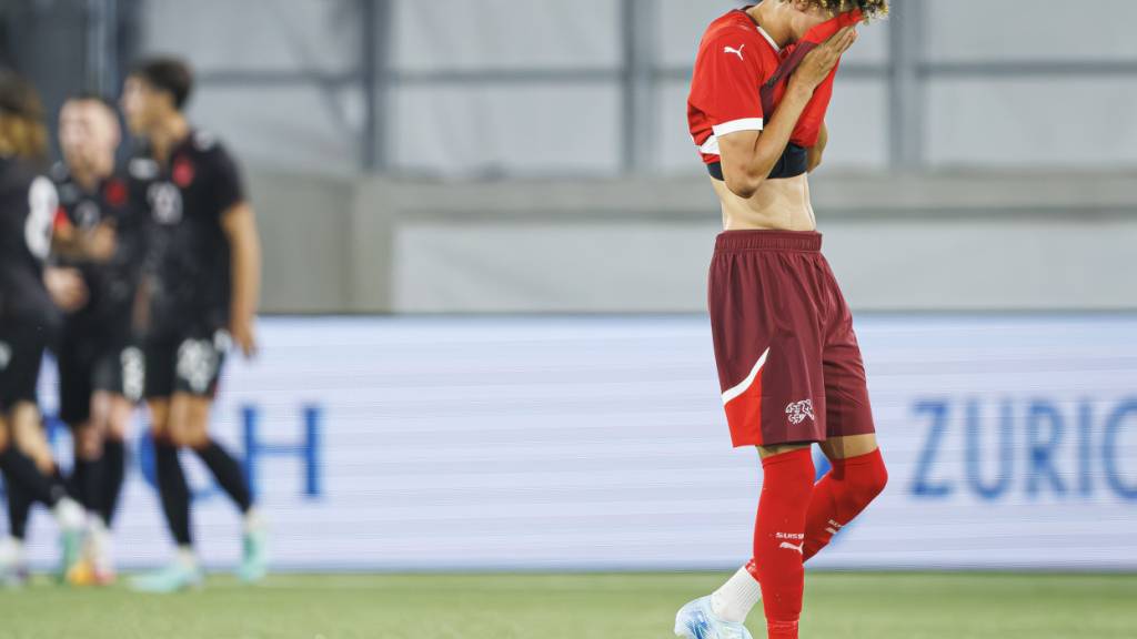 U21-Nationalspieler Franck Surdez ist enttäuscht, im Hintergrund jubeln die Albaner