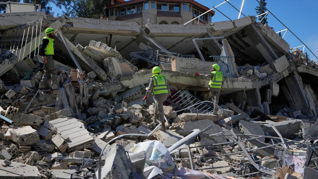 Rettungskräfte überprüfen ein zerstörtes Gebäude, das von einem israelischen Luftangriff getroffen wurde, in der Stadt Nabatija im Südlibanon. Foto: Mohammed Zaatari/AP/dpa