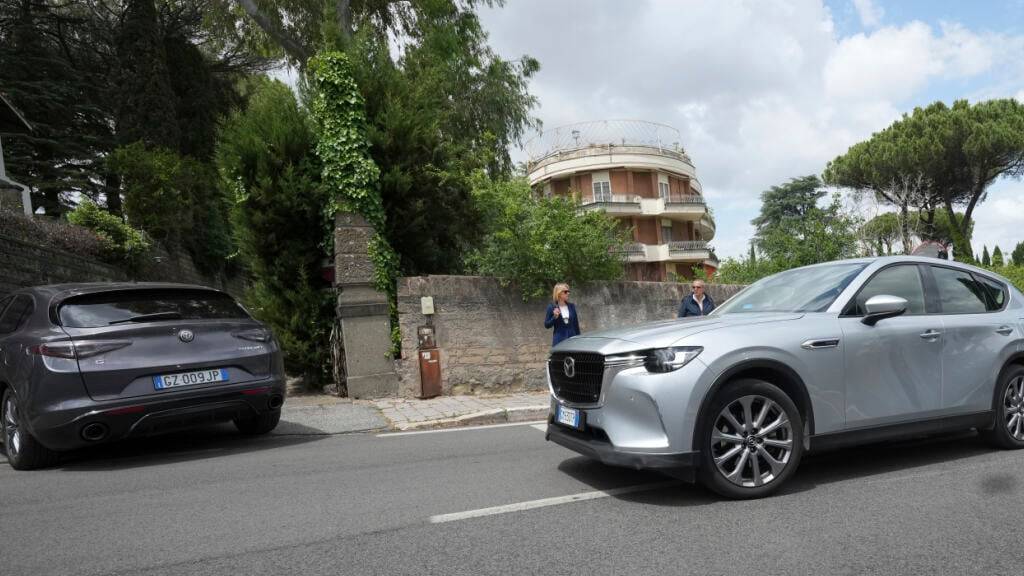 Delegierte kommen in der omanischen Botschaft in Rom an, nachdem sie ein Treffen hinter verschlossenen Türen zwischen iranischen und US-amerikanischen Delegationen abgehalten haben, bei dem es um das iranische Atomprogramm ging. Foto: Andrew Medichini/AP/dpa