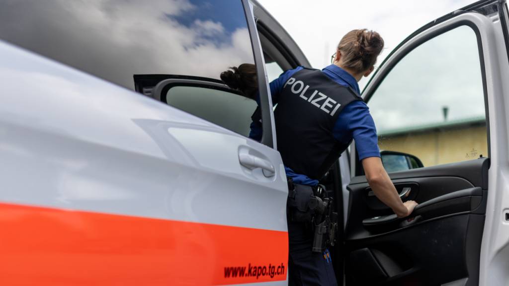 Die Thurgauer Kantonspolizei sucht nach einem Lieferwagen mit Anhänger, der in Amriswil einen E-Bike-Fahrer erfasste und weiterfuhr. (Archivbild)