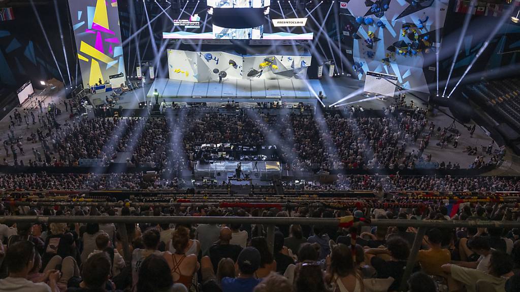 Viele Fans besuchen die WM im Sportklettern in Bern