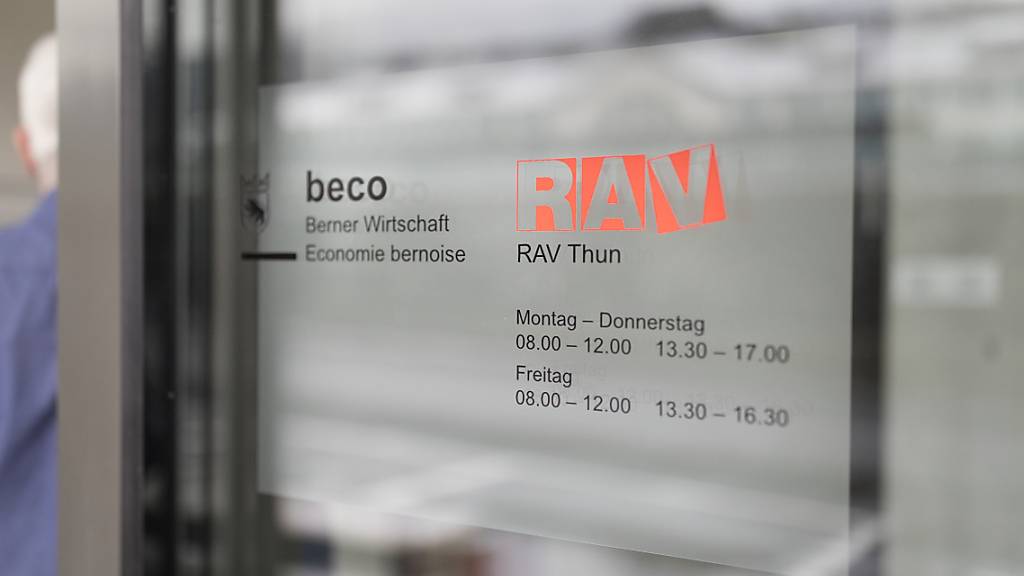 In der Schweiz waren Ende Juli 87'601 Personen als arbeitslos bei einem Regionalen Arbeitsvermittlungszentrum (RAV) gemeldet. Das waren rund 2500 mehr als einen Monat davor. (Archivbild)