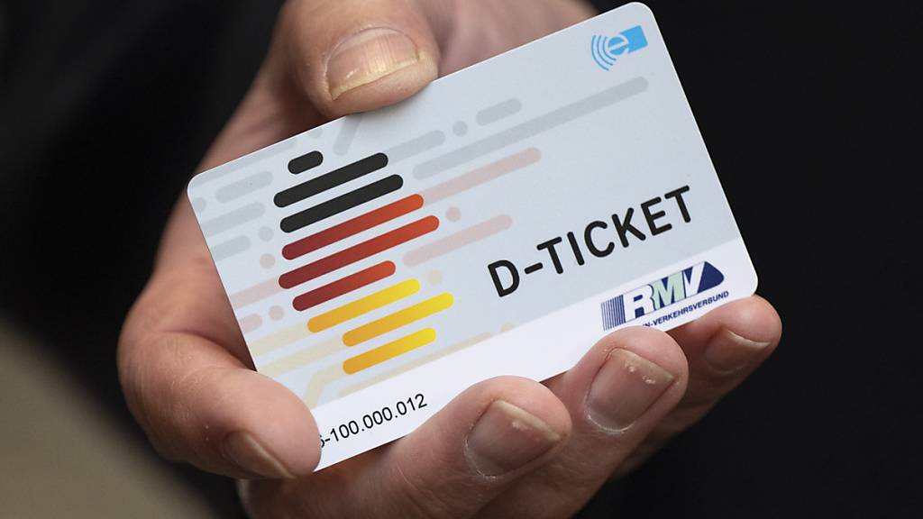 Ein «D-Ticket» im Chipkartenformat vor dem Verkaufsstart des Deutschlandtickets im April. (Archivbild)
