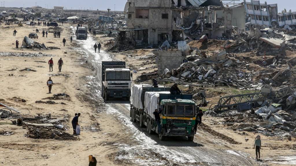 ARCHIV - Lastwagen mit humanitärer Hilfe des Hilfswerks der Vereinten Nationen für Palästinaflüchtlinge im Nahen Osten (UNRWA) fahren am Kerem-Schalom-Übergang von Ägypten in den Gazastreifen ein, wenige Tage nach Inkrafttreten der Waffenruhe zwischen Israel und der Hamas. (zu dpa: «Lage in Gaza: EU baut Drohkulisse gegen Israel auf») Foto: Abed Rahim Khatib/dpa