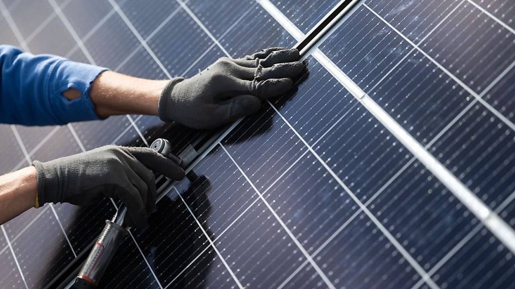 Auf den Dächern im Kanton Luzern sollen mehr Solarkraftwerke installiert werden. (Symbolbild)