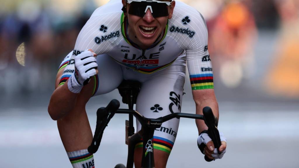 Tadej Pogacar jubelt in San Remo, trotz eines Sturzes 30 km vor dem Ziel