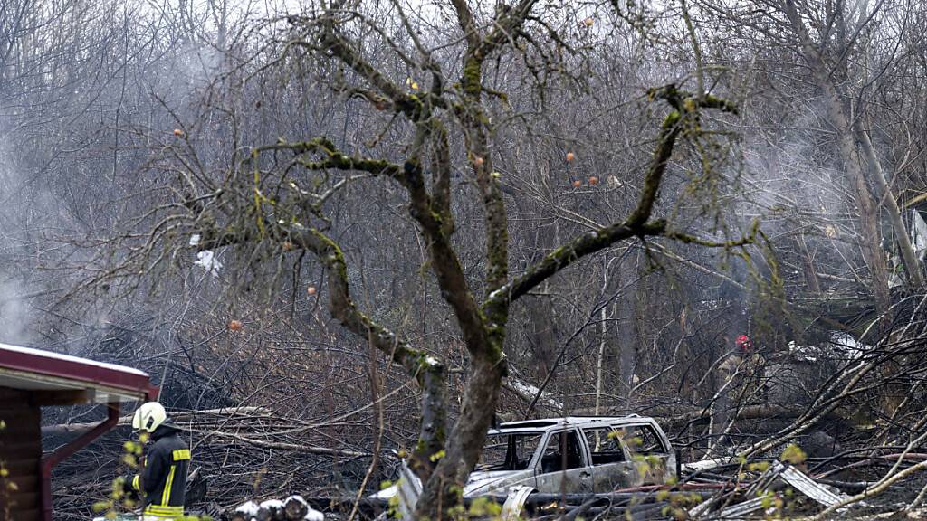 dpatopbilder - Mitarbeiter des litauischen Katastrophenschutzministeriums arbeiten in der Nähe der Absturzstelle. Foto: Mindaugas Kulbis/AP