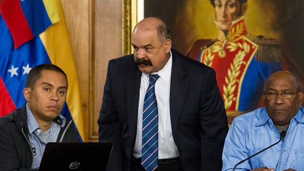 Venezuelas Zentralbankpräsident Nelson Merentes (Mitte) will für das Land Kredite über 5 Milliarden Dollar einholen. (Archiv)