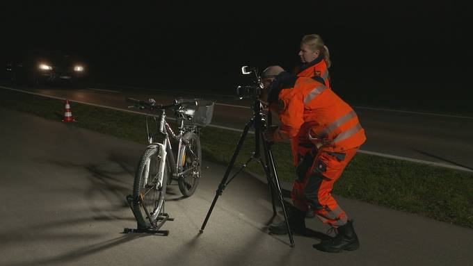 Rennradfahrer (50) kollidiert mit Velo bei Bülach und wird schwer verletzt