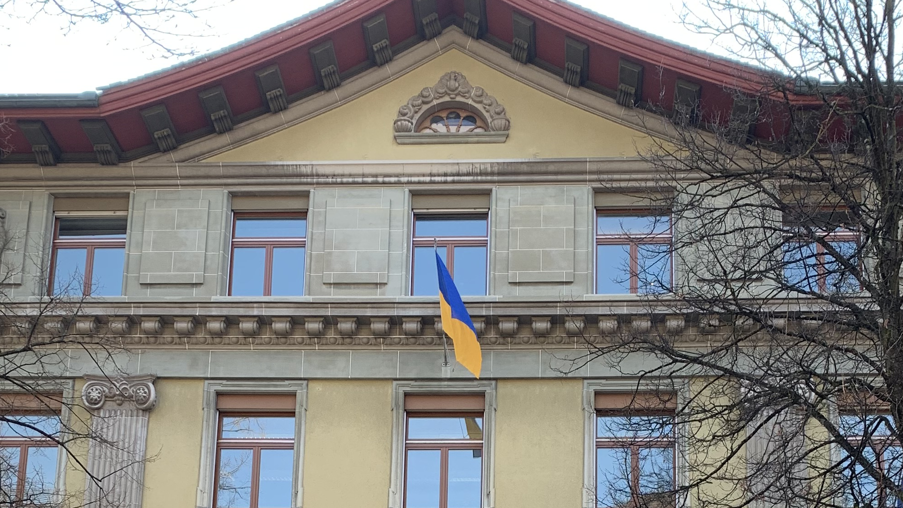 Am Luzerner Stadthaus ist die ukrainische Flagge gehisst worden. (Archiv)