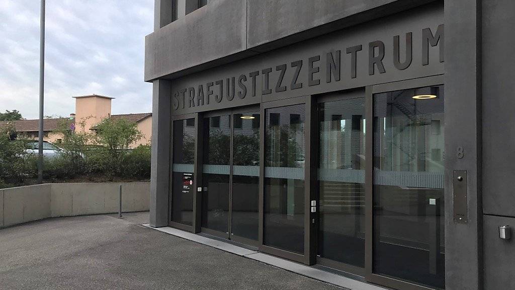 Im Strafjustizzentrum in Muttenz BL muss sich seit Mittwoch die Sterbebegleiterin Erika Preisig wegen vorsätzlicher Tötung vor dem Strafgericht Baselland verantworten.