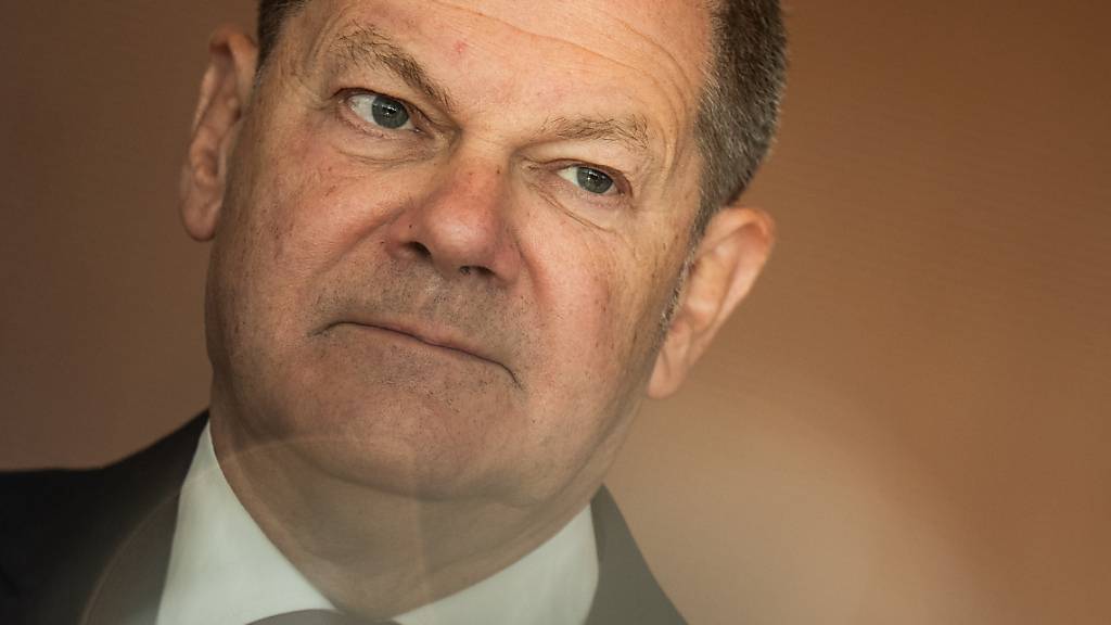 Bundeskanzler Olaf Scholz (SPD), wartet auf den Beginn der Sitzung des Bundeskabinetts im Kanzleramt. Foto: Michael Kappeler/dpa