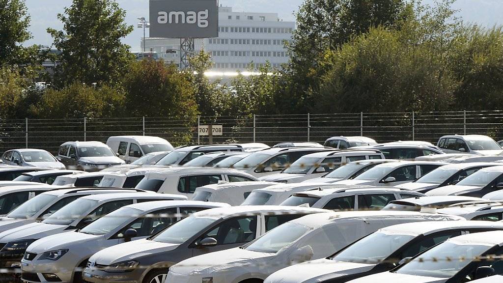 VW-Fahrzeuge bei Amag im aargauischen Lupfig: Der Abgasskandal scheint die Schweizer Kundschaft unbeeindruckt zu lassen. Im ersten Quartal konnte VW seinen Marktanteil hierzulande gar leicht steigern (Archiv).