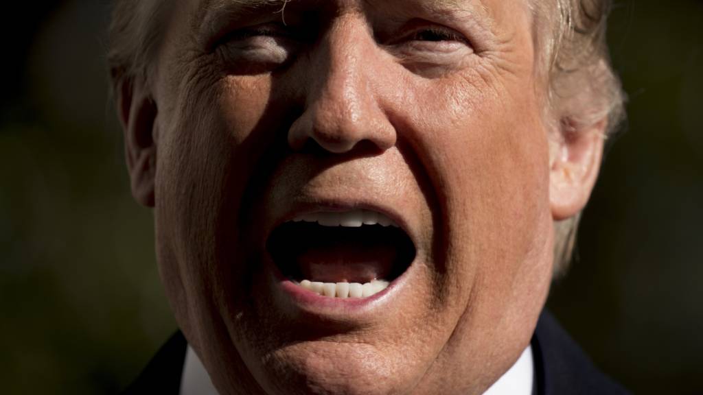 Mit Sonnenbrille und Sturmgewehr: Trump droht dem Iran