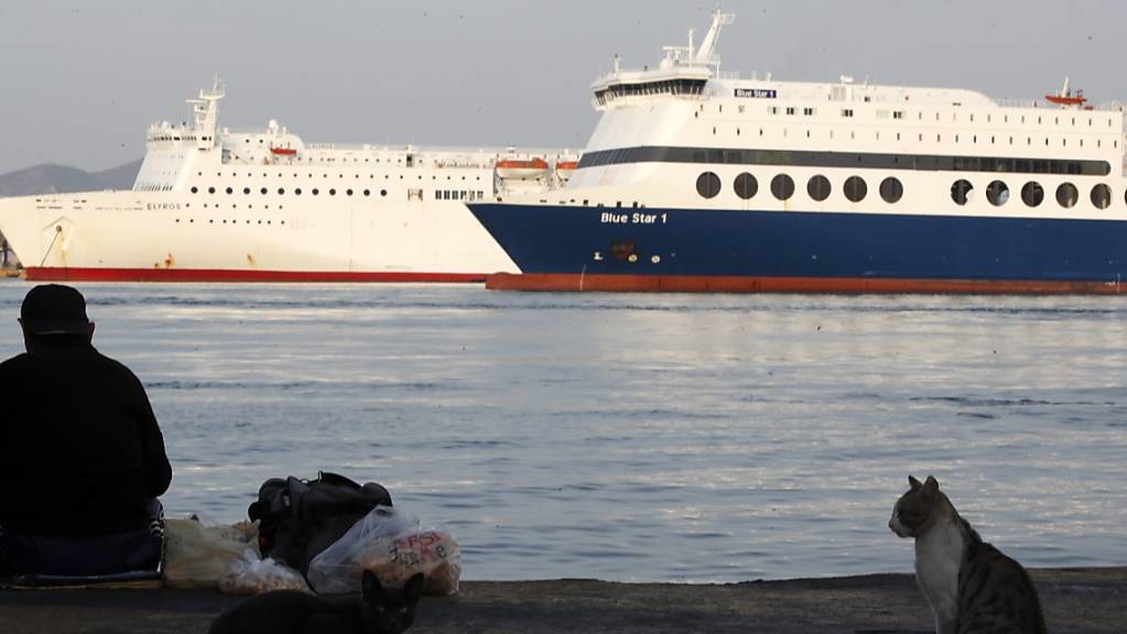 Fähren im Hafen von Piräus. Wegen des Streiks laufen die Schiffe am Dienstag nicht aus.