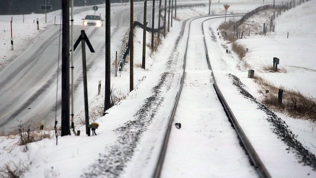 Starker Schneefall in Deutschland: Während sich der Flugverkehr in München nach über 100 Flugausfällen am Samstag wieder normalisiert, kommt es im Bahnverkehr weiter zu Behinderungen.