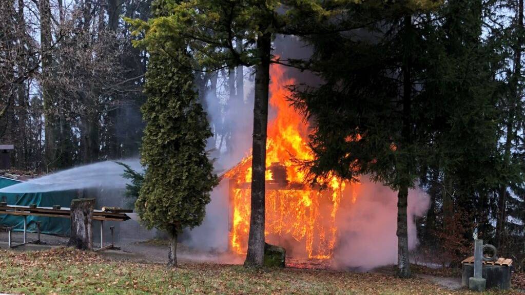 In Gachnang ist am Samstag eine Waldhütte in Brand geraten.