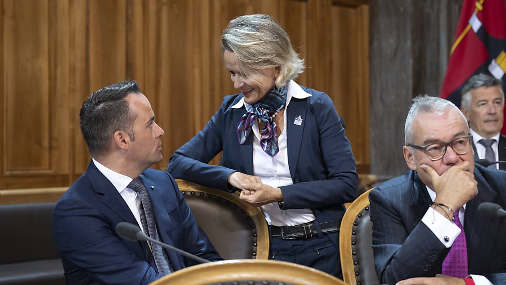 Die beiden Luzerner Ständeratsmitglieder, Andrea Gmür (Mitte) und Damian Müller (FDP), unterhalten sich an der Herbstsession 2022 im Ständerat. Beide kandidieren für eine weitere Legislatur. (Archivaufnahme)