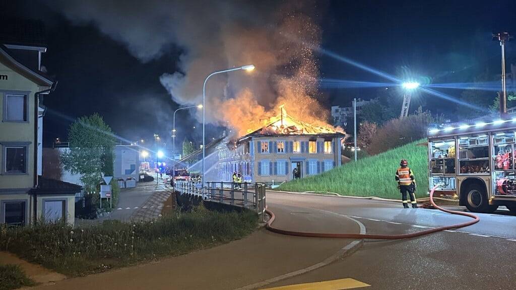 Am frühen Donnerstagmorgen brach in Herisau ein Brand in einem Wohn- und Geschäftshaus aus.