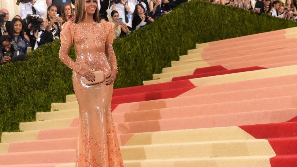 Beyoncé schreitet - unter den Augen einer Schar Fotografen - über den roten Teppich des «Met Ball».