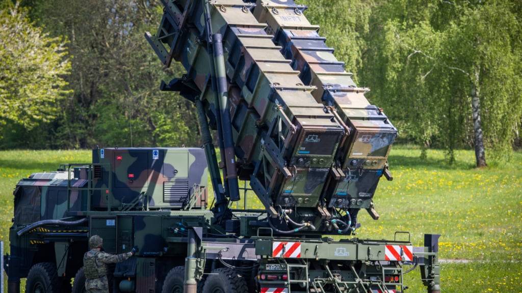 ARCHIV - Soldaten der Flugabwehrraketengruppe 21 der Luftwaffe der Bundeswehr üben den Aufbau einer Luftverteidigungsstellung. Dazu werden mehrere mobile Startgeräte (Launching Station) aufgestellt, die bis zu vier Patriot-Raketen tragen können. In der Flugabwehrraketengruppe 21 arbeiten rund 600 Soldaten. Foto: Jens Büttner/dpa