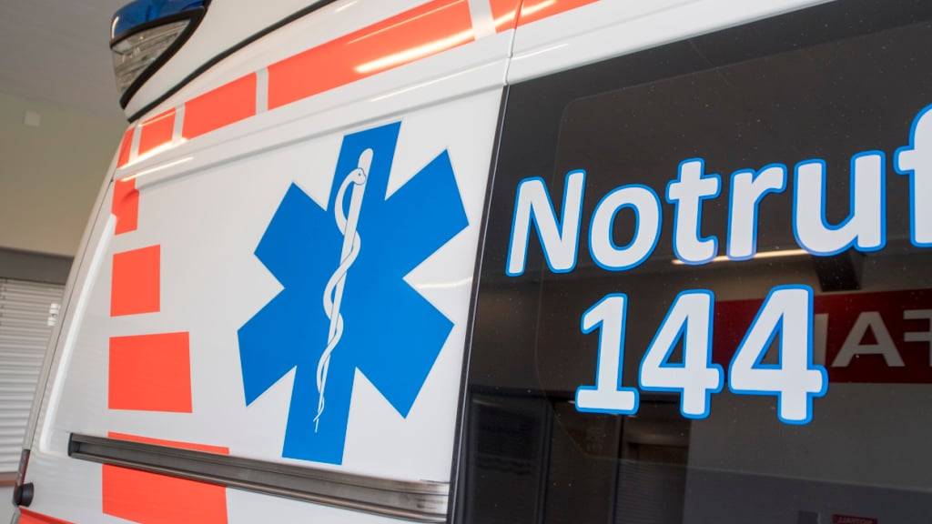 Die Ambulanz brachte zwei leicht verletzte Personen ins Spital. (Symbolbild)