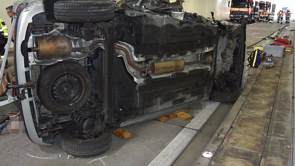 Das Autowrack nach dem schweren Unfall im Raischibe-Tunnel der Autobahn A3 am Walensee: Der Beifahrer starb, die Lenkerin wurde schwer verletzt.
