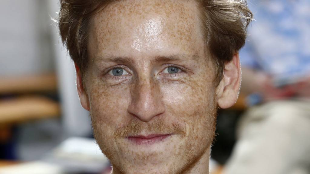 «Botanik des Wahnsinns» heisst der erste Roman, den der deutscher Theater- und Hörspielautor Leon Engler geschrieben hat. Und gleich dieses Debüt haben die Deutschschweizer Buchhändlerinnen und Buchhändler zu ihrem Lieblingsbuch 2026 gekürt. (Archivbild)