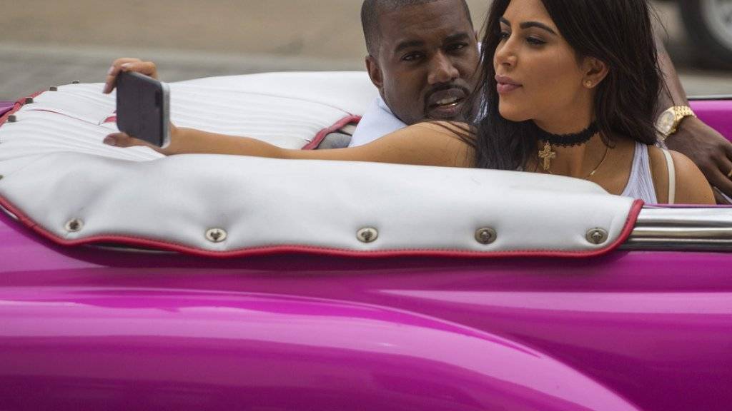 Kim Kardashian verewigt sich und ihren Angetrauten Kayne West in einem Selfie. Am Muttertag hat er sie mit einem Ständchen überrascht (Archiv)