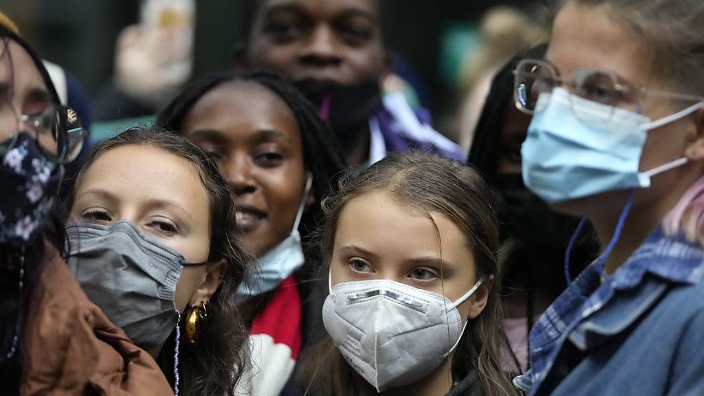 Klimaaktivistin Greta Thunberg (2.v.r) nimmt an einer Demonstration vor der Standard and Chartered Bank teil. Die Menschen protestieren im Vorfeld der 26. UN-Klimakonferenz COP26, die am 31.10.2021 in Glasgow beginnt. Foto: Frank Augstein/AP/dpa