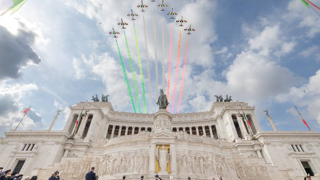 Die italienische Kunstflugstaffel «Frecce Tricolore» sprüht anlässlich des 80. Jahrestages der italienischen Republik die italienischen Farben an den Himmel. Foto: Paolo Giandotti/Quirinale/IPA via ZUMA Press/dpa